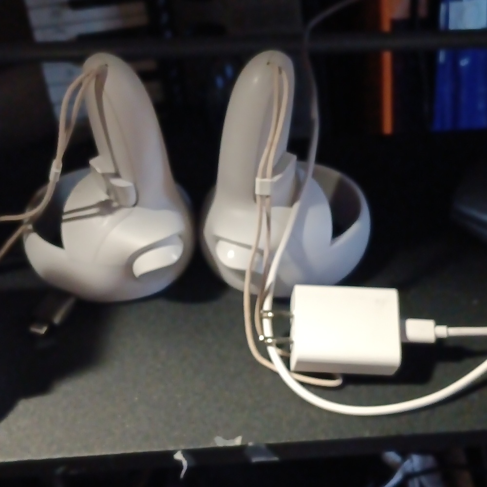 Meta Quest 2 - Picture 3 of 3